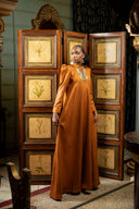 Boubou Inaré caramel avec plastron brodé argenté — tenue africaine mariage BouBouQueens
